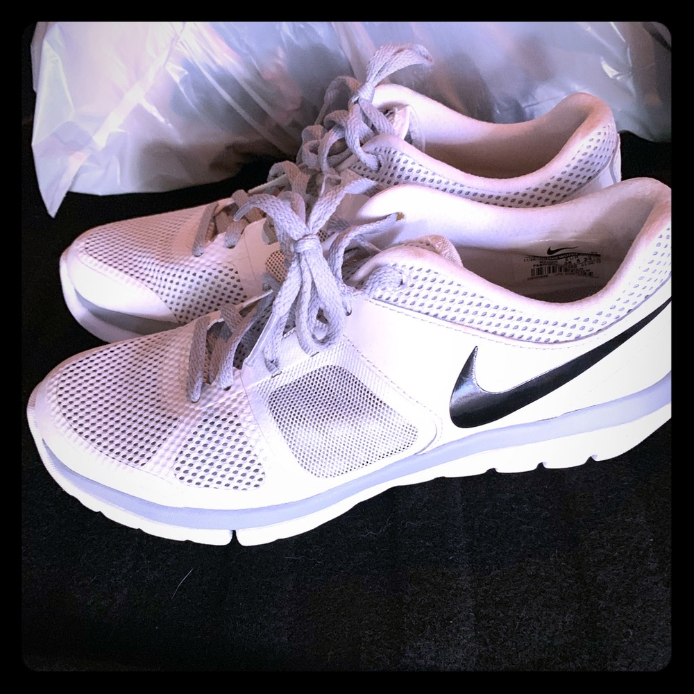 Nike sneaker women’s size 7.5